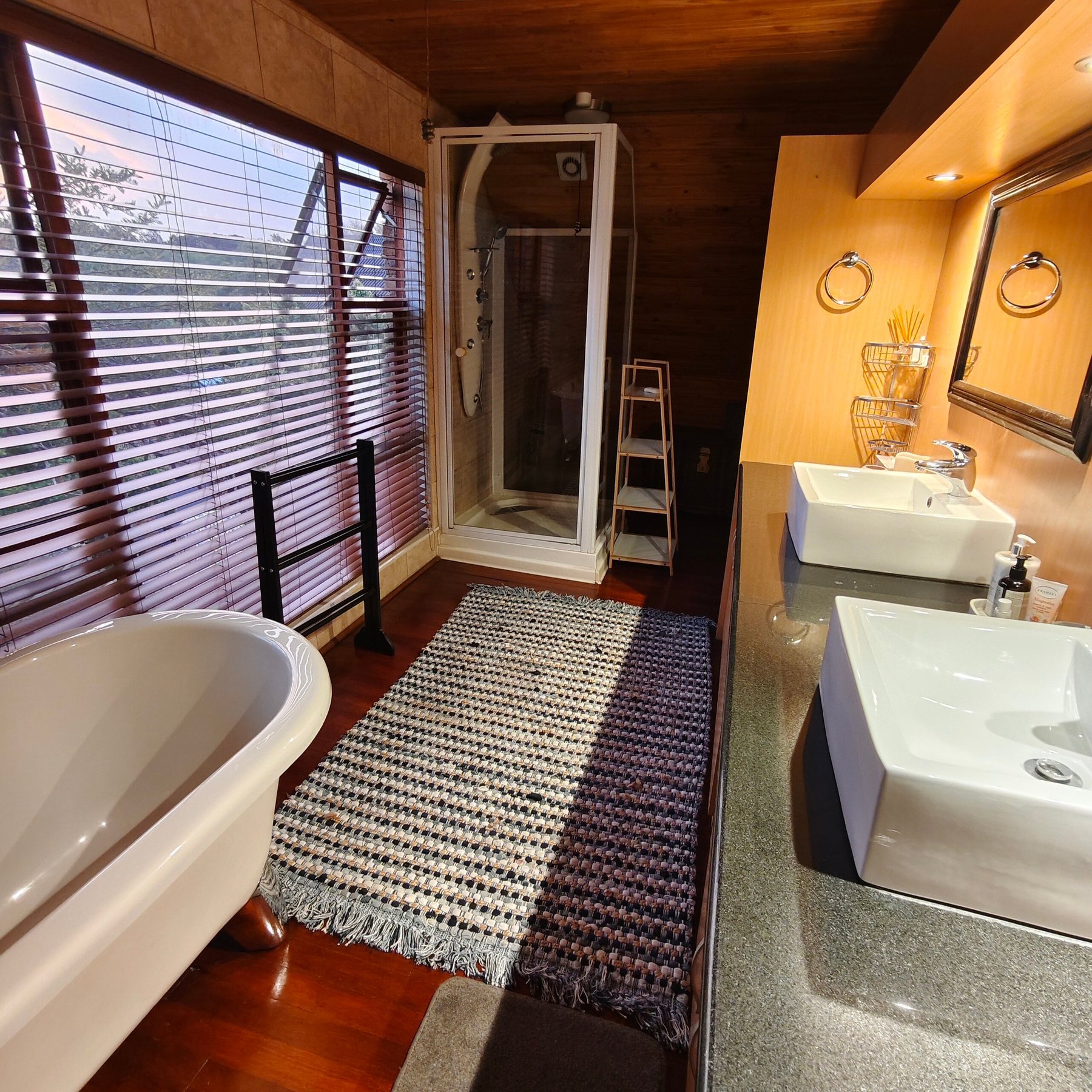 Bathroom with roll-top bath
