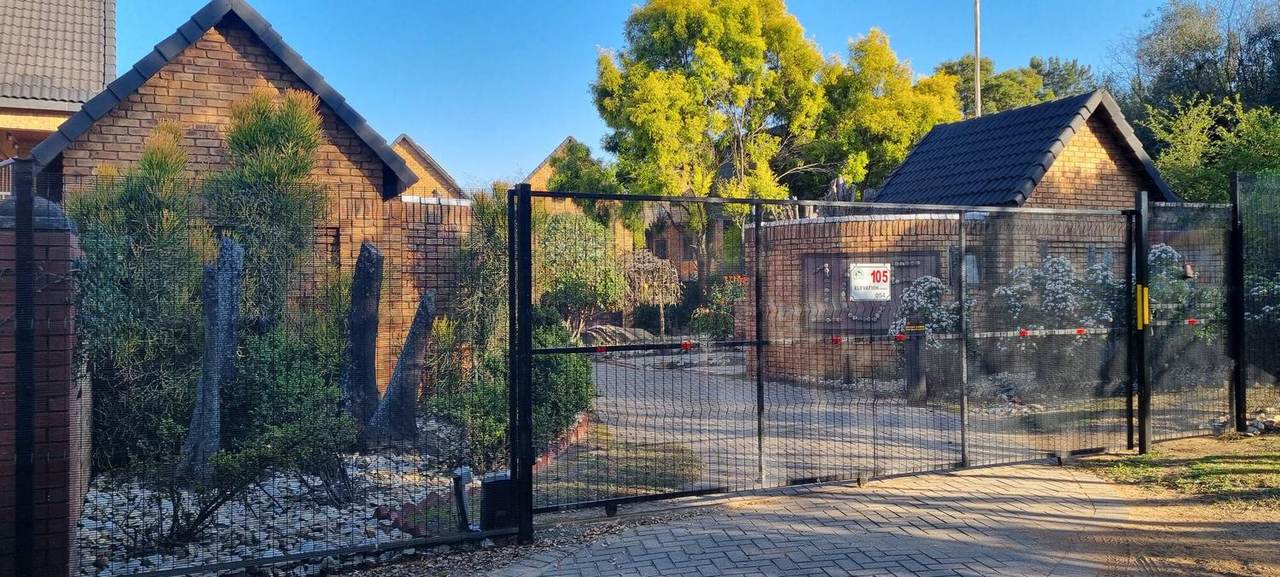 The gate to Siesta Gardens from the road